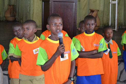 Bamwe mu bana bitabirye amarushwana yo kugaragaza ibyo basomye.