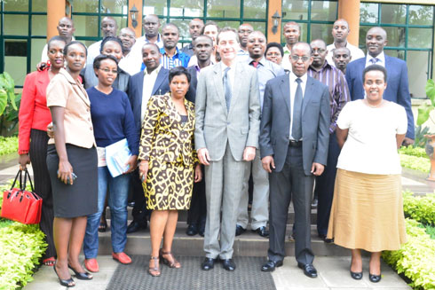 Bamwe mu banyamategeko bahuye mu kuganira ku masezerano mpuzamahnaga ya Geneve.