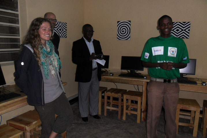 Bamwe mu banyeshuri ba GS.Bare bazajya bacunga iyi community center bari kumurikirwa ibigize iki kigo.