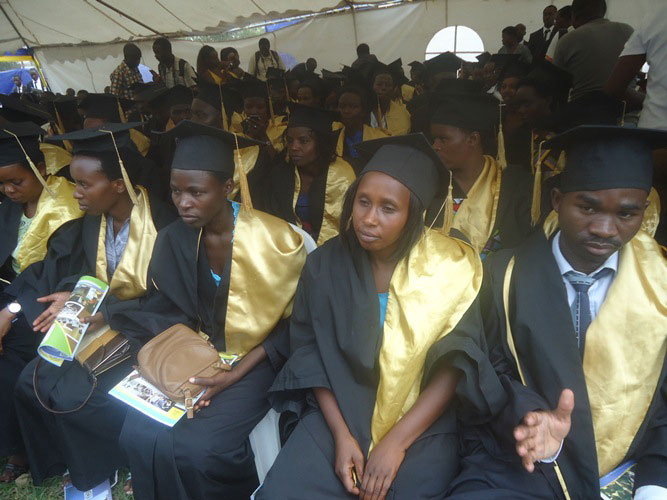 Bamwe mu banyeshuri barangije mu ishuri rikuru rya ISPG bahawe impamyabumenyi.