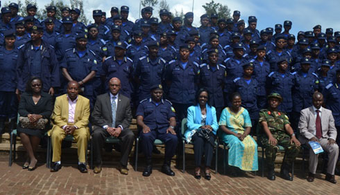 Bamwe mu bapolisikazi bari guhugurwa bari kumwe n'abayobozi batandukanye ubwo hatangizwaga ayo mahugurwa.