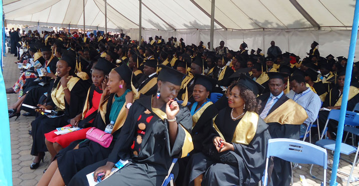 Bamwe mu barangije muri INILAK mu mwaka ushize wa 2013, bakaba bahawe impamyabushobozi kuri uyu wa kabiri.