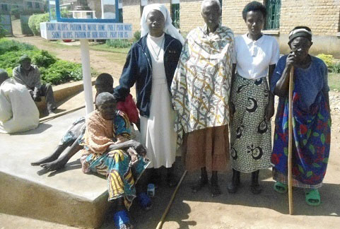 Bamwe mu basheshe akanguhe bafashirizwa mu kigo Home de vieillard St Aloyz deTumba mu karere ka Huye.