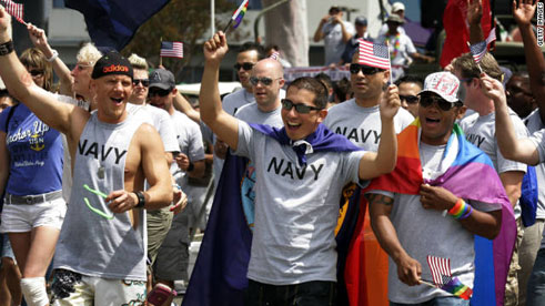 Bamwe mu basirikari ba Amerika mu myigaragambyo yo kwishimira ko bemerewe kubana n'abo bahuje igitsina