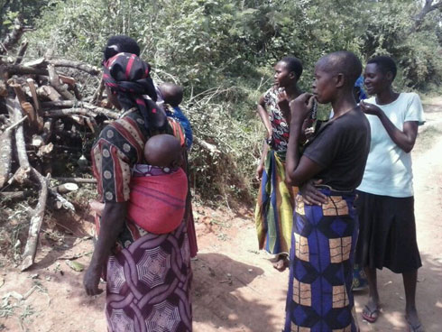 Bamwe mu baturage baho ibyo biti bitemwa bari baje kubyitegereza.