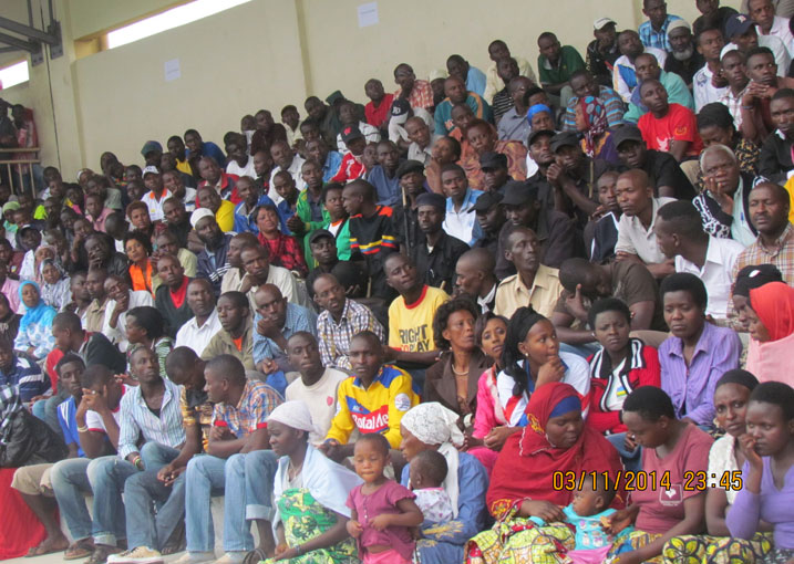 Bamwe mu baturage bari bitabiriye inama. Bemeranyijwe ko bagiye gufata ingamba zo kwibungabungira umutekano.