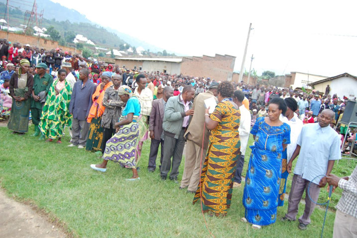 Bamwe mu baturage bari ku murongo bashaka gukemurirwa ibibazo.