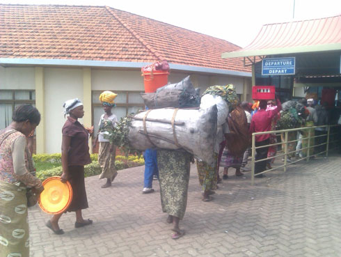 Bamwe mu baturage batwara amakara i Goma hano bari bageze ku mupaka w