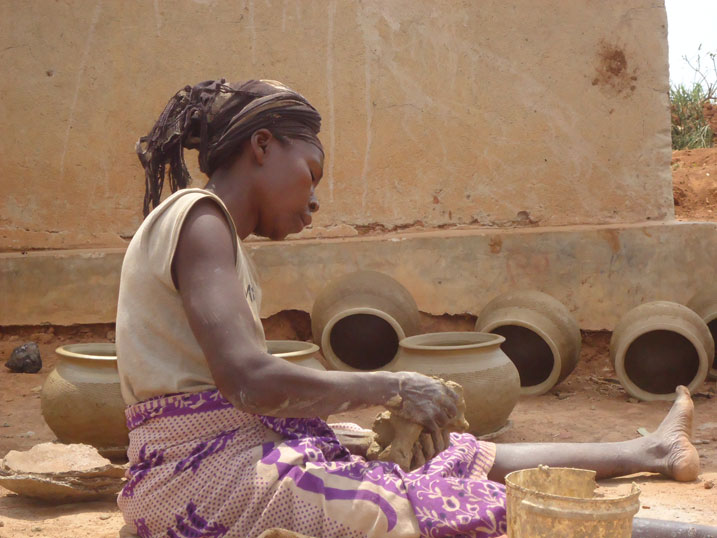 Bamwe mu batuye muri uyu mudugudu batunzwe n'umwuga w'ububumbyi.