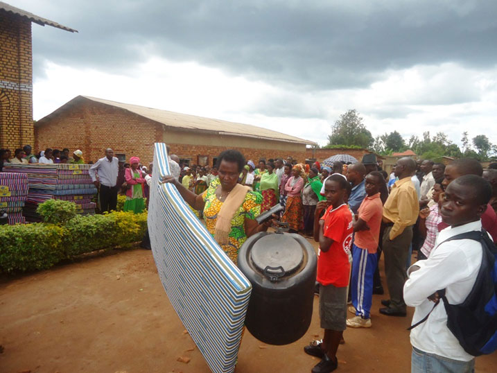 Bamwe mu babyeyi bari baje kubifatira abana babo.