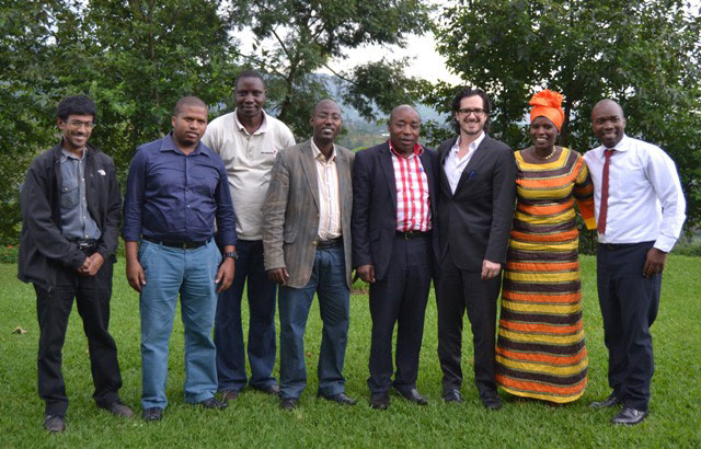 Bamwe mu bayobozi bo mu karere ka Burera bari kumwe na bamwe mu bayobozi ba Parteners In Health ubwo batangizaga gahunda ya MESH.