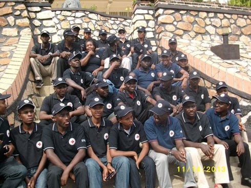 Bamwe mu bigishwa gukora ubutabazi bwihuse ahabaye ibiza.