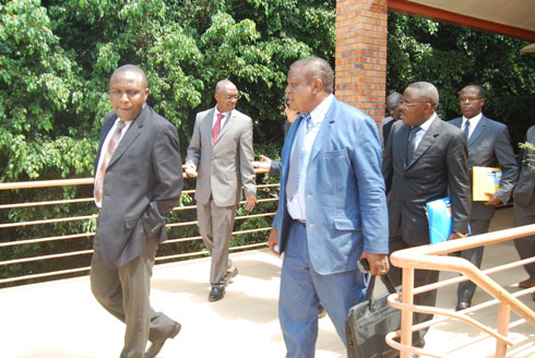 Bamwe mu bitabiriye inama basohotse nyuma yo kutemera icyegeranyo.