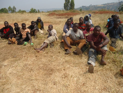 Bamwe mubafatiwe mu bafatiwe mu mukwabu badafite ibyangombwa n'abacuruza inzoga zitemewe ndetse n'inzererezi mu mugi wa Kibungo.