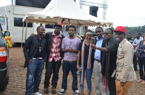 Bamwe mu bahanzi bitabiriye gahunda yo gushishikariza abaturage gahunda yo gukora akazi k'imyuga.