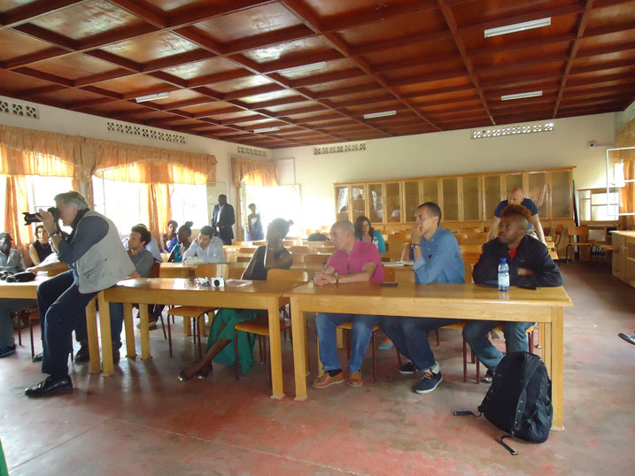 Bamwe muri bagize delegation y'Abafaransa yari yaje kwiyumvira no kwirebera uruhare rw'Abafaransa muri Jenoside yakorewe Abatutsi.