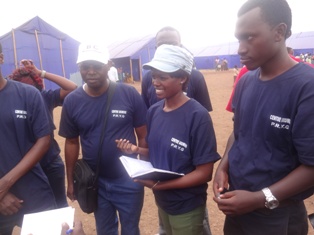 Rumwe mu rubyiruko rugize umuryango PICO-Rwanda watanze inkunga mu nkambi ya Kiyanzi.