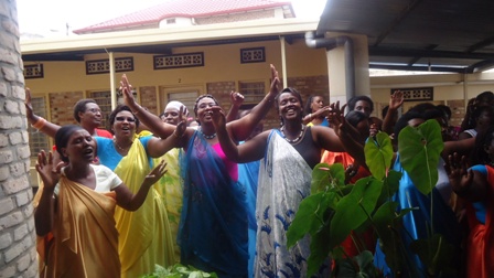 Bamwe mu bagore b'Ibyiringiro barimo guhimbaza Imana.