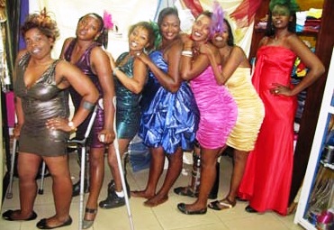 Bamwe mu bakobwa bafite ubumuga bazitabira kumurika imideri bitoza uko bazaseruka.