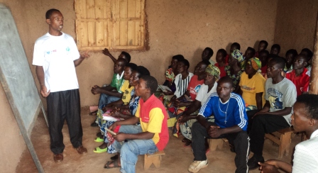 Bamwe mu bakuze biga gusoma no kwandika.