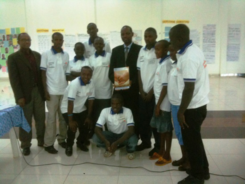 Bamwe mu bana bahuguwe bafata ifoto y