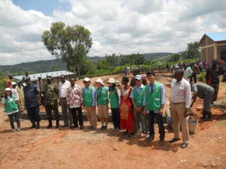 Bamwe mu Banyakoreya batuye Kigarama ku kibanza cyubakwaho amashuri.