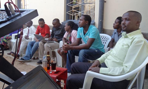 Bamwe mu banyamakuru ba Radio Isangano. Babili uhereye iburyo: Muzehe Ga na Seba.