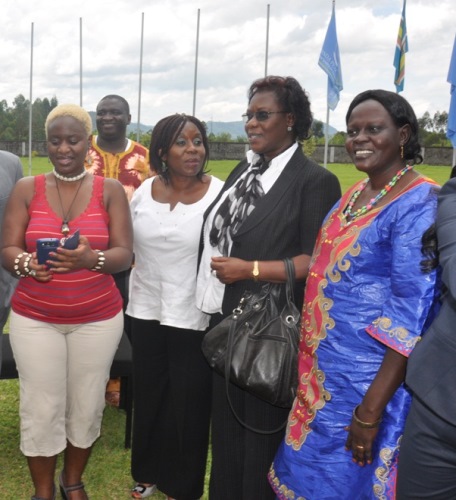 Bamwe mu Banyasudani na Minisitiri Mukabaramba.