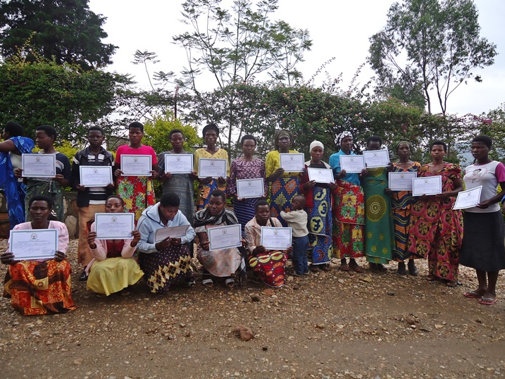 Bamwe mu barangije amasomo yo kwandika, gusoma no kubara.