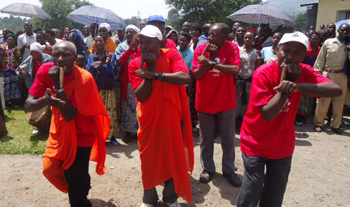 Bamwe mu basengo bo muri Burera bari kuvuza Urusengo.