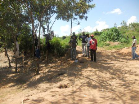 Bamwe mu bategereje imodoka zo gupakira.