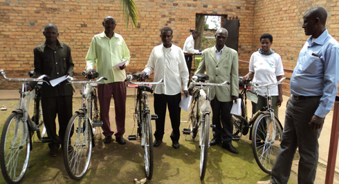 Bamwe mu bigisha gusoma no kwandika bahawe amagare.