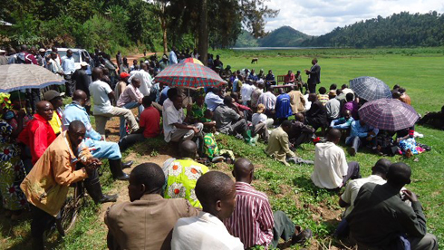 Abaturage bitabiriye inama yo ku Mugu basobanuriwe ingamba zafashwe ngo forode n'urugomo biharanga bicike.