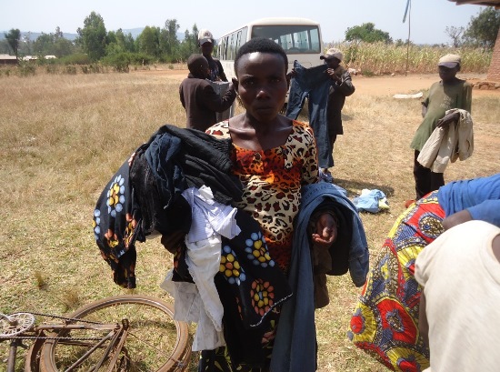 Bamwe mubahawe imyenda.