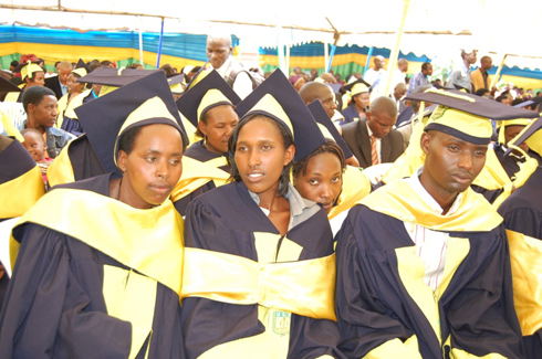 Bamwe mubanyeshuri barangije muri ULK ishami rya Gisenyi.