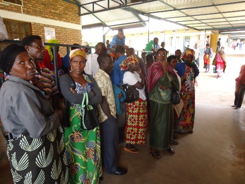 Bamwe mubarwayi bari baje kwivuza.