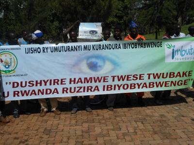 Bamwe murubyiruko mu rugendo rwo kwamagana ibiyobyabwenge.