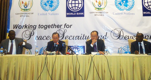 Ban Ki Moon na Jim Yong Kim, hagati ya Amb. Claver Gatete MINECOFIN (i buryo) na Amb. Richard Gasana uhagarariye u Rwanda muri UN (i bumoso), bari mu kiganiro n