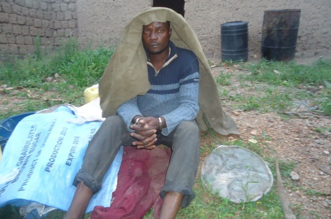 Banamusanganye ibikoresho bya gisirikare.