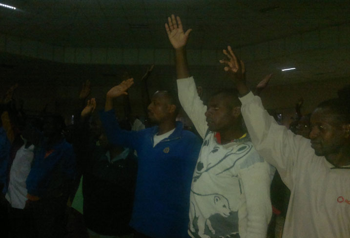 Barahiriye imbere y'ubuyobozi ko baretse kanyanga bamanitse hejuru ukuboko kw'iburyo.