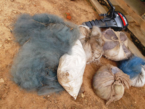 Bari bibye ubwato, moteri yabwo n