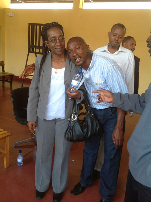 Imwe mu mfungwa zo muri Sierra Leone yifotoranya n'umwe mu bagize itsinda ryaje kubasura.