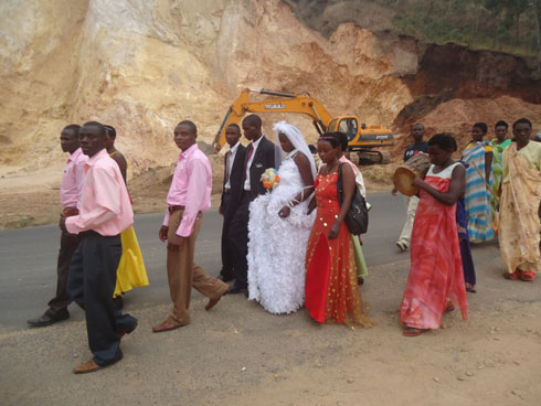 Mu karere ka Rusizi bafite umuco wo kwitabira ubukwe bakagenda baririmba imihanda yose.