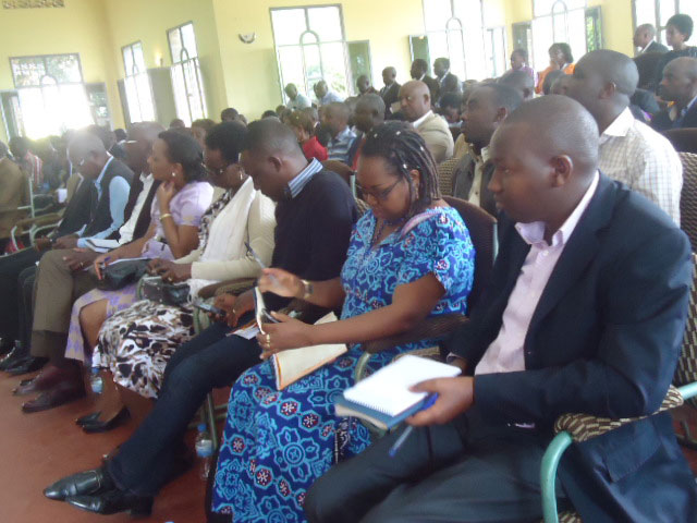 Bamwe mu batuye akarere ka Huye bari kurebera hamwe icyatuma kwigira bigerwaho.