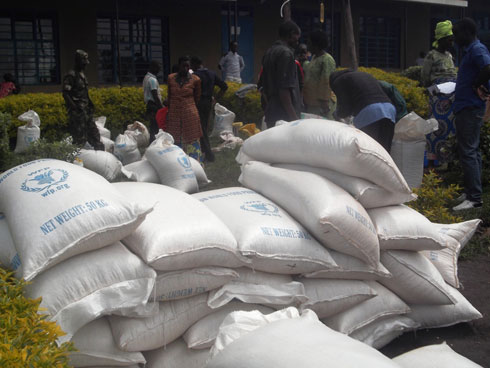 Bashyikirijwe ibiribwa by'ibanze bizezwa ko no mu mirenge abaturage babategereje ngo babafashe mu bindi bazakenera.