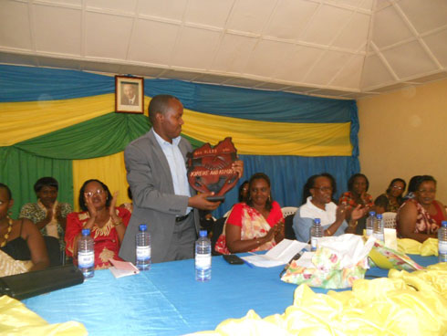 Basigiye impano ubuyobozi bw'akarere.