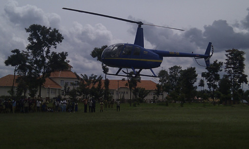 Basubiye mu ishuri kajugujugu imaze gufata ikirere.