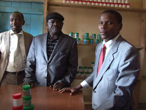 Basuye umwalimu ukora ibikorwa bitandukanye mu bituruka ku bimera.