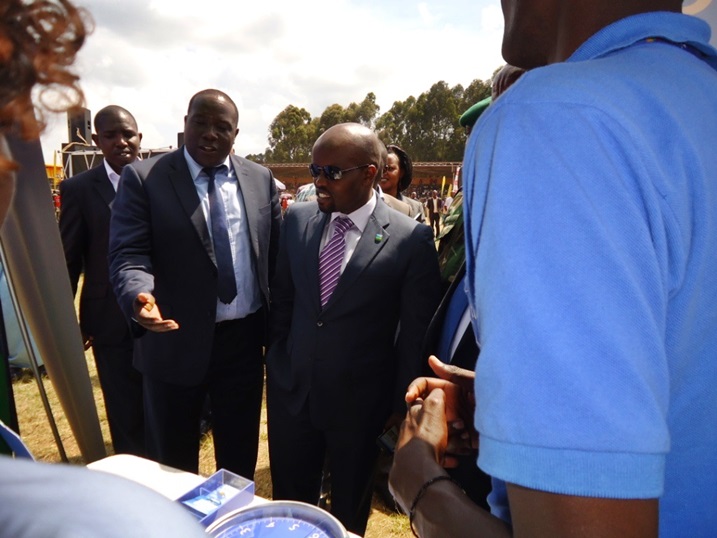 Basuye ibikorwa bitandukanye bikoresha ikoranabuhanga.