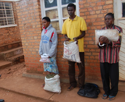 Batatu bari mu maboko ya Polisi ikorera mu Karere ka Ngoma bazira urumogi na kanyanga. 